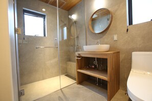 ファミリー シャレー バルコニー マウンテンビュー | バスルーム | スリッパ