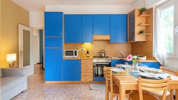 Lemari es, microwave, oven, dan kompor
