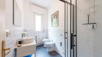 Standard Apartment, Multiple Bedrooms (Beautiful Flat in Rapallo) | Bilik Mandi | Pancuran mandi, pengering rambut, bidet, tuala disediakan
