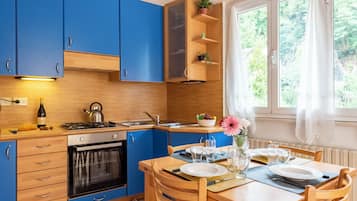 Een koelkast, een magnetron, een oven, een kookplaat