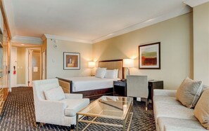 1 makuuhuone, tallelokero huoneessa, työpöytä, silitysrauta/-lauta