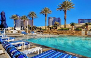 Una piscina al aire libre, una piscina climatizada