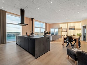 Kühlschrank, Mikrowelle, Geschirrspüler, Kochgeschirr/Geschirr/Besteck