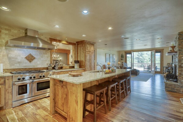 Réfrigérateur, micro-ondes, lave-vaisselle, cafetière/bouilloire