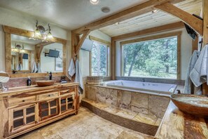 Douche, baignoire à jets, sèche-cheveux, serviettes fournies