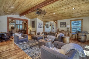 Een smart-tv, een open haard en een kantoor