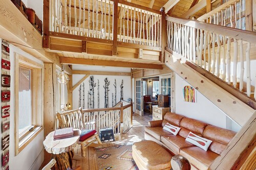 Charming retreat with modern comforts in serene views of Pike's Peak