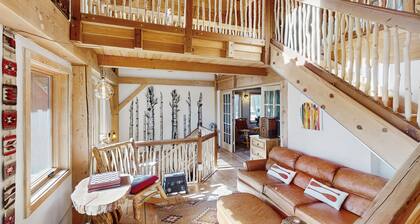 Charming retreat with modern comforts in serene views of Pike's Peak