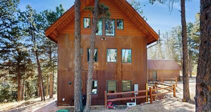 Charming retreat with modern comforts in serene views of Pike's Peak