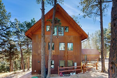 Charming retreat with modern comforts in serene views of Pike's Peak