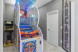 Exterior - Vor4656td: 7 Bed, Bricktopia, Petting Zoo, Gaming Nook (Orlando)