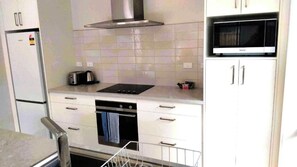 Kjøleskap, mikrobølgeovn, kokeplater og vannkoker