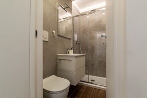 Shower, hair dryer - GuestHost - Monteverde Classy Apartment (Roma)