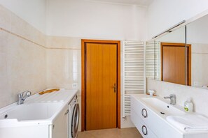 Ducha, secador de pelo, bidet