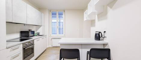 Réfrigérateur, micro-ondes, four, plaque de cuisson