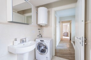 Shower, hair dryer, bidet, towels