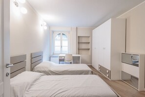 2 habitaciones, tabla de planchar con plancha, wifi y ropa de cama 