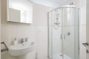 Dusche, Haartrockner, Bidet, Handtücher