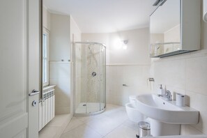 Shower, hair dryer, bidet, towels