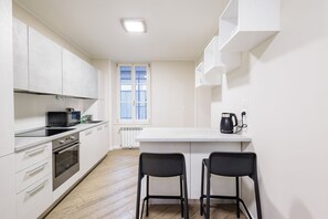 Kjøleskap, mikrobølgeovn, ovn og kokeplater