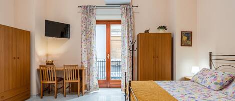 1 habitación, tabla de planchar con plancha, wifi y ropa de cama