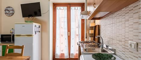 Fridge, microwave, stovetop, coffee/tea maker