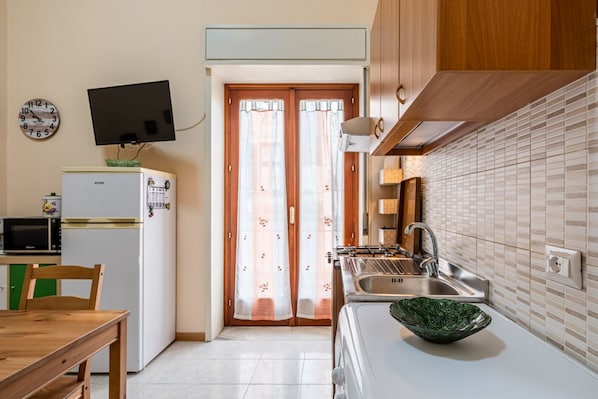 Réfrigérateur, micro-ondes, plaque de cuisson, cafetière/bouilloire