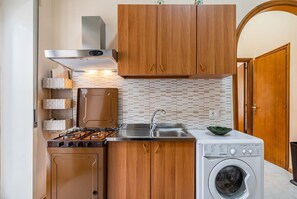 Kühlschrank, Mikrowelle, Herdplatte, Wasserkocher mit Kaffee-/Teezubehör