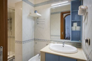 Dusche, Haartrockner, Bidet, Handtücher