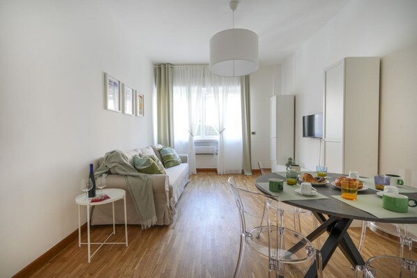 TV - 184 Apartment - Urban Convenience near the Station (Bari)