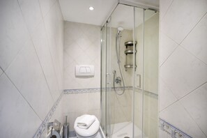 Douche, sèche-cheveux, bidet, serviettes fournies