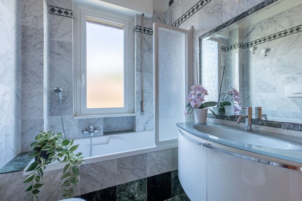 Secadora de cabello, bidet, toallas 