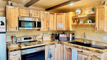 Frigorifero, microonde, forno, piano cottura