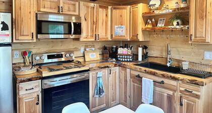 Elegant, Cozy Cub Cabin near Lake with a Full Kitchen & Laundry Unit in Big Lake