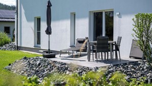A patio with outdoor furniture, a table, and a chair. - Modernes Apartment mit Terrasse am Klopeiner See (Unterburg am Klopeiner See)