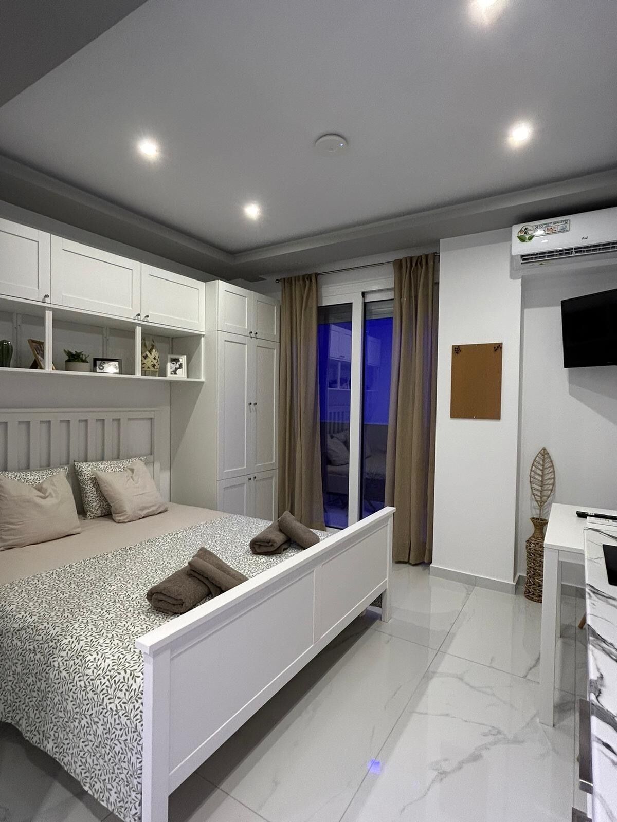 1 slaapkamer, een strijkplank/strijkijzer, reisbedje, gratis wifi