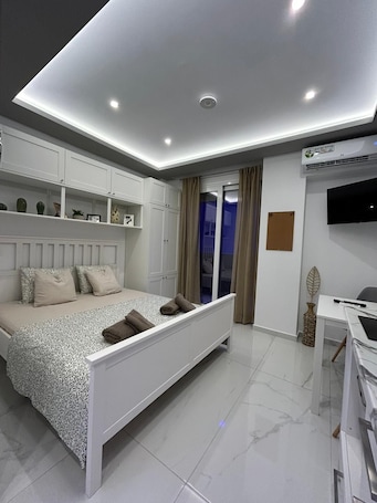 1 bedroom, iron/ironing board, travel crib, free WiFi. Premium Cozy studio with AC and Free WiFi in enjoyable Paralia - DANAI 14