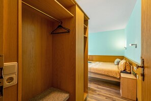 1 bedroom, iron/ironing board, free WiFi, bed sheets - Room 'Zimmer 15' with Shared Terrace, Shared Garden and Wi-Fi (Markt Erlbach)