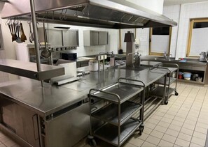 Fridge, microwave, dishwasher, coffee/tea maker