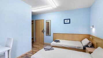 1 habitación, tabla de planchar con plancha, wifi gratis y ropa de cama