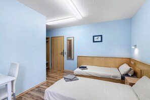 1 habitación, tabla de planchar con plancha, wifi gratis y ropa de cama 