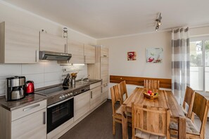 Fridge, oven, stovetop, dishwasher