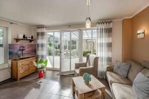 TV, DVD player, stereo - Holiday Home 'Haus Ines' with Private Terrace, Private Garden and Wi-Fi (Korswandt)