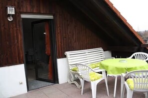 Outdoor dining - Apartment 'Ferienwohnung Meuer' with Balcony and Wi-Fi (Höhr-Grenzhausen)