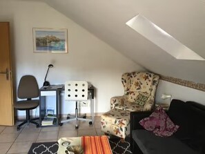 TV - Apartment 'Ferienwohnung Meuer' with Balcony and Wi-Fi (Höhr-Grenzhausen)