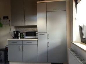 Fridge, microwave, oven, stovetop - Apartment 'Ferienwohnung Meuer' with Balcony and Wi-Fi (Höhr-Grenzhausen)
