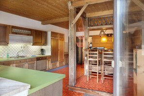 Réfrigérateur, un four, surface de cuisson, lave-vaisselle
