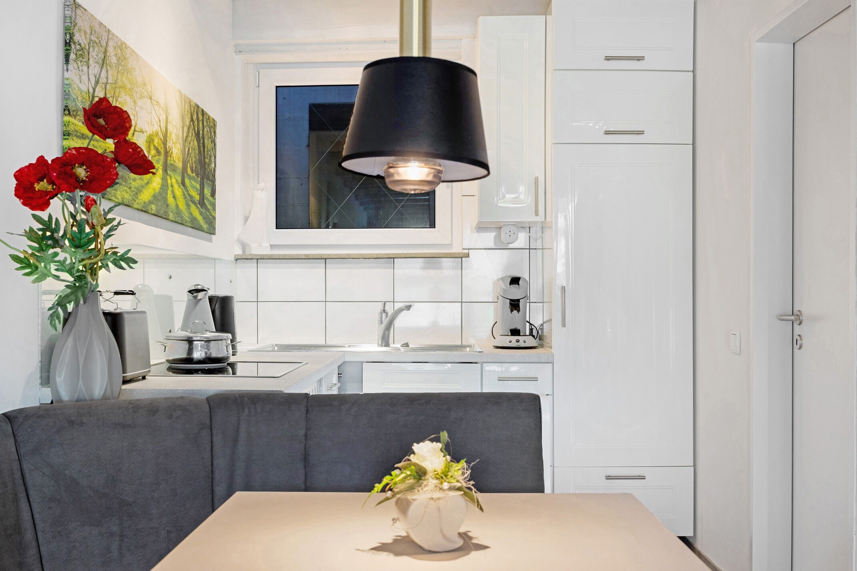 Kühlschrank, Ofen, Herdplatte, Wasserkocher mit Kaffee-/Teezubehör