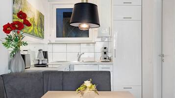 Kühlschrank, Ofen, Herdplatte, Wasserkocher mit Kaffee-/Teezubehör