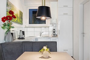 Fridge, oven, stovetop, coffee/tea maker